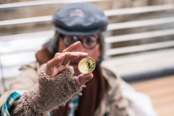 Viejo Hombre Sin Hogar Sucio Sosteniendo Bitcoin Oro Con Aspecto —  Fotos de Stock
