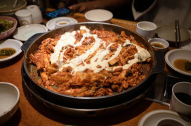 Dakgalbi barbekü tavuğu. Sebze ve peynirle karıştırılmış sıcak tavuklu.