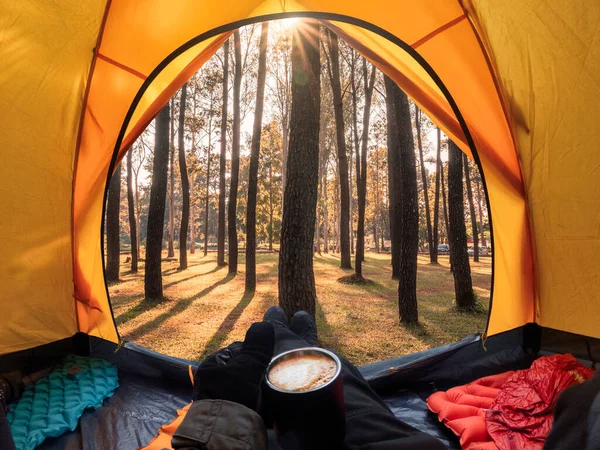 Reisende Halten Kaffee Einem Orangefarbenen Zelt Und Genießen Den Blick — Stockfoto