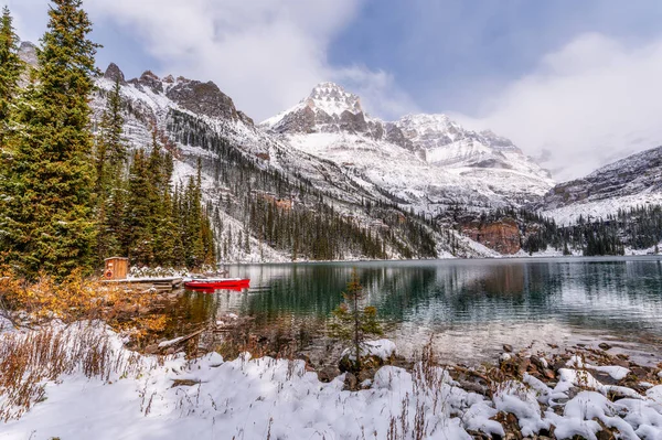 O 'hara Gölü manzarası karla kaplı sıradağlar ve kışın Yoho Ulusal Parkı' nda kırmızı kano, Alberta, Kanada