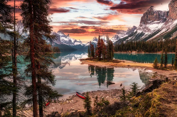 Beautiful View Spirit Island Canoe Dramatic Sky Autumn Season Sunset — стоковое фото