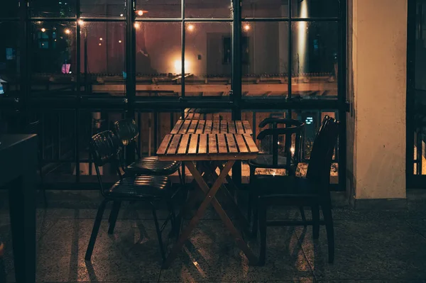 Bar Pub Solitude Avec Fenêtre Lumière Chaleureuse Table Chaise Bois — Photo