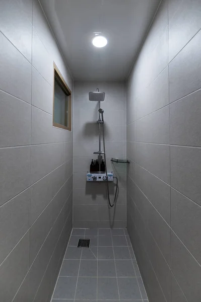Wnętrze Wąskiej Łazienki Prysznicem Podgrzewacz Wody Beżowy Ceramiczne Hostelu — Zdjęcie stockowe