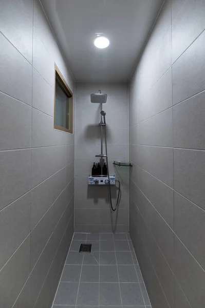 Interior Del Cuarto Baño Estrecho Con Calentador Agua Ducha Cerámica — Foto de Stock