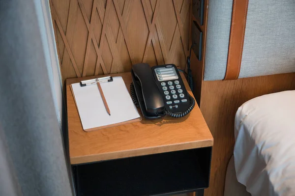 Υπηρεσία Τηλέφωνο Χαρτί Σημειωματάριο Μολύβι Στο Κομοδίνο Στο Υπνοδωμάτιο — Φωτογραφία Αρχείου