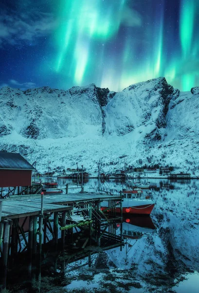 Beautiful Aurora Borealis Northern Lights Snow Covered Mountain Fishing Village — Fotografia de Stock