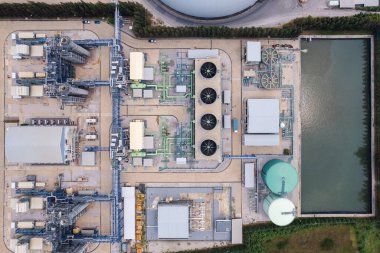 Endüstriyel enerji santralinin hava görüntüsü, güvenli bölgede akıllı chamical, gaz ve petrol rafineri boru hattı deposu