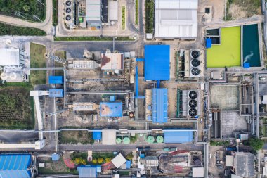 Endüstriyel enerji santralinin hava görüntüsü, güvenli bölgede akıllı chamical, gaz ve petrol rafineri boru hattı deposu