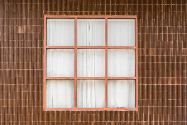 Εξωτερικά Από Πηλό Τοίχου Και Ξύλινο Παράθυρο Λευκή Κουρτίνα Του — Φωτογραφία Αρχείου
