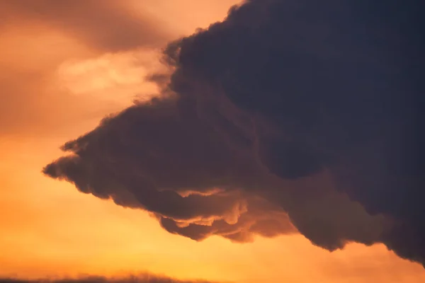 Céu Dramático Bonito Nuvens Cúmulos Por Sol Fundo Natural — Fotografia de Stock