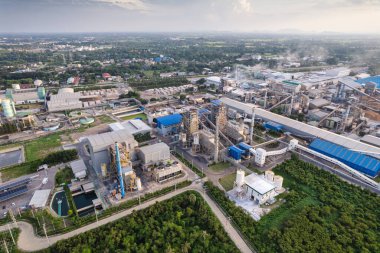 Bina deposu, rafineri kulesi, depo ve kırsal ormanlardaki kimyasal işleme teknolojisi olan büyük yeşil enerji işleme tesisinin havadan görünüşü