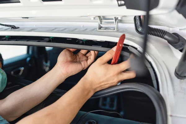 Hand Mechanic Using Wedge Removing Installing Dash Cam Car Garage — Stock Photo, Image
