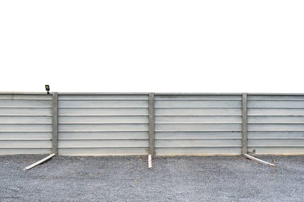 Muro Cemento Con Canale Parcheggio Ghiaia Sfondo Bianco Vuoto — Foto Stock