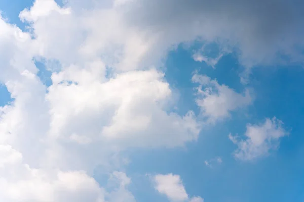 Białe Chmury Błękitnym Niebie Jasny Dzień — Zdjęcie stockowe