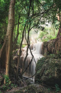 Ulusal park, Kanchanaburi, Tayland 'daki tropikal yağmur ormanlarındaki doğal taşlardan akan suyla Erawan şelalesi 7. kat.