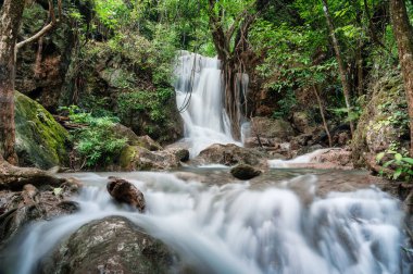 Ulusal parktaki tropikal yağmur ormanlarında akan güzel Erawan şelalesi. Kanchanaburi, Tayland