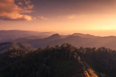 Ulusal parkın uzak kırsalındaki tropikal yağmur ormanlarında gün batımının dağ sıralarının üzerindeki hava manzarası. Chiang Mai, Tayland. Çevresel koruma