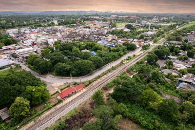 Tropikal ormanın içindeki eski tren istasyonunun havadan görüntüsü ve akşam banliyöde şehir merkezine yakın.