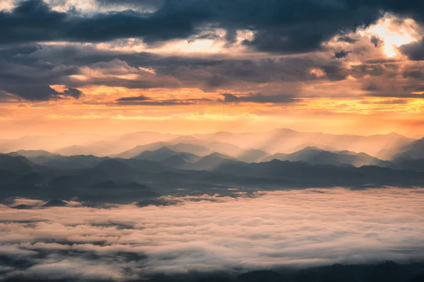 Hermoso Amanecer Dramático Que Brilla Montaña Con Niebla Valle Parque —  Fotos de Stock