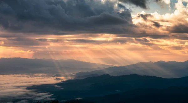 Hermoso Amanecer Dramático Que Brilla Montaña Con Niebla Valle Parque —  Fotos de Stock