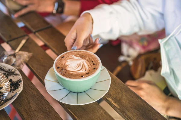 Frau Hält Café Eine Tasse Heiße Schokolade Mit Frischer Milch — Stockfoto