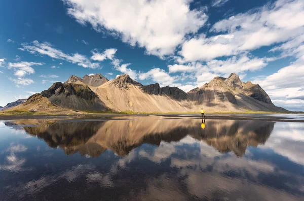 Beautiful Landscape Vestrahorn Mountain Viking Village Bright Day Stokknes Peninsula — Fotografia de Stock