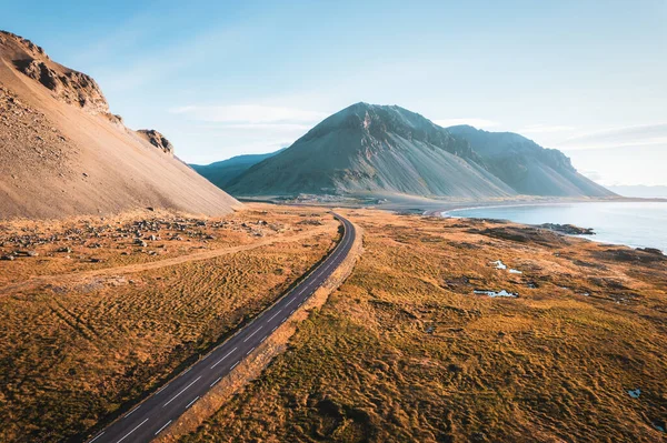 Scenic Asphalt Road Ring Road Mountain Golden Field Coastline Summer — Foto de Stock