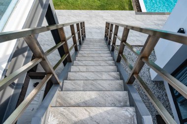 Lüks oteldeki granit merdiveni olan paslanmaz tırabzanın içi.