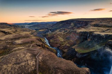 İzlanda 'nın güneyinde yaz mevsiminde İskoçya' nın merkezinde görkemli Haifoss şelalesinin panoramik manzarası