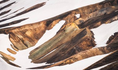 İzlanda 'nın Landmannalaugar bölgesindeki Fjallabak doğa rezervleriyle kaplı yüzey volkanik dağının manzarası.