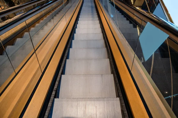 Escalier Mécanique Moderne Avec Rampe Gazon Dans Les Grands Magasins — Photo