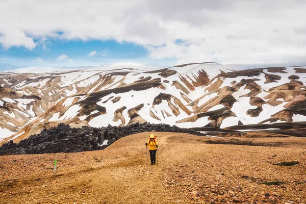 Majestic View Brennisteinsalda Trail Female Hiking Vulcanic Mountain Snow Covered — Stock Fotó
