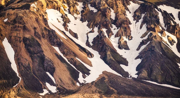 Malownicza Powierzchnia Wulkanicznej Góry Śniegiem Pokrytym Rezerwatem Przyrody Fjallabak Islandzkich — Zdjęcie stockowe
