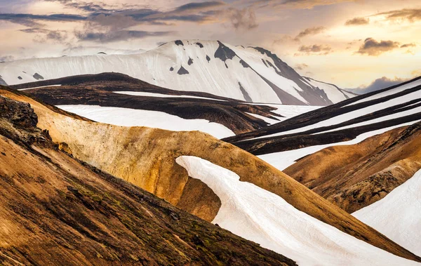Majestuosa Montaña Volcánica Con Nieve Cubierta Reserva Natural Fjallabak Las —  Fotos de Stock