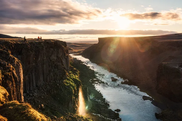 Hermosa Puesta Sol Sobre Sigoldugljufur Con Excursionista Pie Acantilado Cascada — Foto de Stock