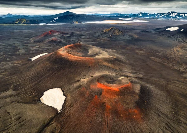 Légi Kilátás Látványos Vörös Vulkán Kráter Közepén Felföld Izlandon — Stock Fotó