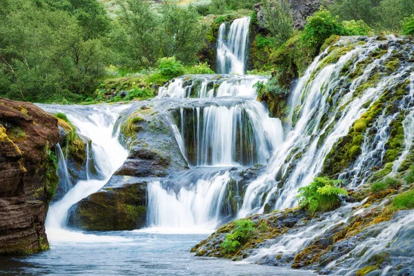 Bela Cachoeira Gjain Fluindo Com Selva Exuberante Vale Pjorsardalur Verão — Fotografia de Stock