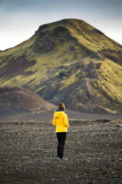 Vista Trasera Mujer Asiática Chaqueta Amarilla Pie Con Montaña Volcán —  Fotos de Stock