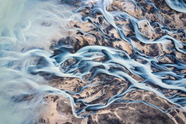 İzlanda 'nın dağlık bölgelerinde yaz mevsiminde eriyen buzul nehirlerinin hayali insansız hava aracı görüntüsü