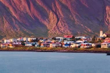 İzlanda 'da yaz aylarında Snaefellsnes Yarımadası' nın kıyı şeridinde parlayan güzel gün batımı