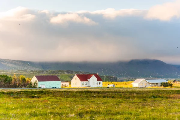 Pittoresque Maison Bois Islandaise Illuminée Par Lumière Soleil Sur Prairie — Photo