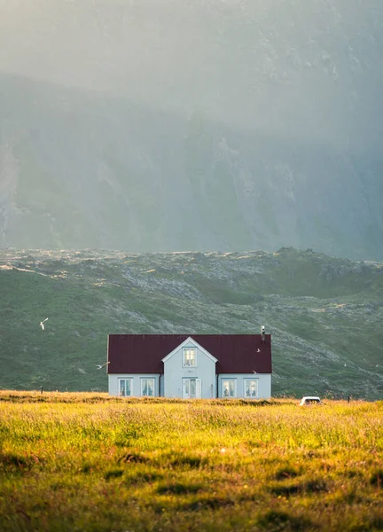 Pittoresque Maison Bois Islandaise Illuminée Par Lumière Soleil Sur Prairie — Photo