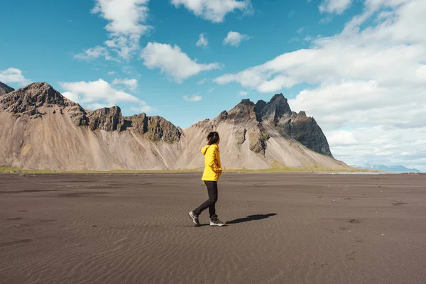 Fiatal Ázsiai Sárga Kabátban Áll Strandon Vestrahorn Hegy Viking Falu — Stock Fotó