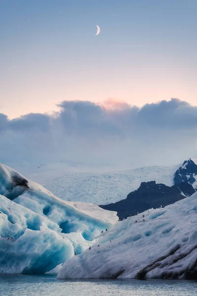 Prachtig Landschap Van Blauwe Ijsberg Drijvend Maan Jokulsarlon Gletsjerlagune Schemering — Stockfoto