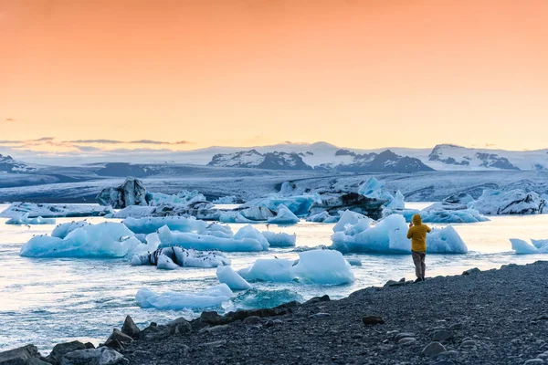 Turist Man Dunjacka Njuter Med Isberg Och Isbrytning Solnedgången Vid — Stockfoto