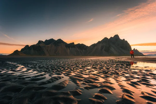 Потрясающий Вид Восход Солнца Над Горой Вестрахорн Рябью Черного Песчаного — стоковое фото
