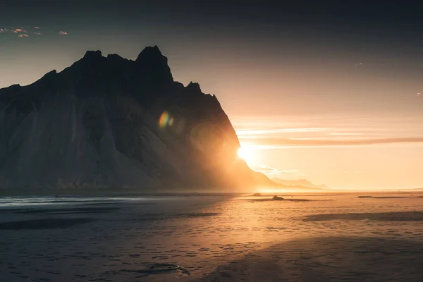 位于大西洋畔的维斯特拉宏山上的金色日出和位于冰岛斯托克克斯尼斯半岛的黑色沙滩 — 图库照片