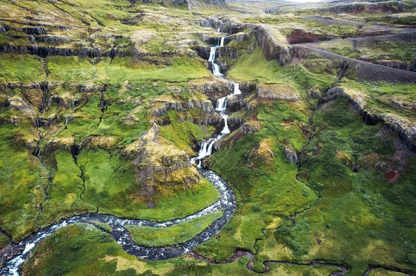 Vista Aérea Bela Cachoeira Klifbrekkufossar Fluindo Fiorde Mjoifjordur Verão Islândia — Fotografia de Stock