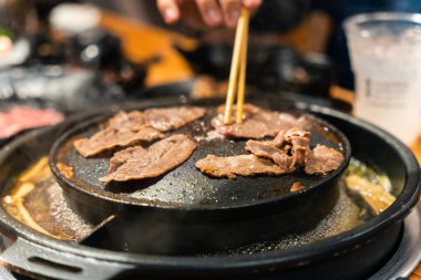 Et maşası olarak çubuk kullanarak mangal kömürü ocağında biftek ve mangal çorbası kullanarak BBQ restoranında çorba.