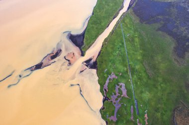 Göksel mineral, jeolojik, sarı denizin okyanusa ve yazın İzlanda 'daki yeşil sulak alanlara akışının en üst görüntüsü.